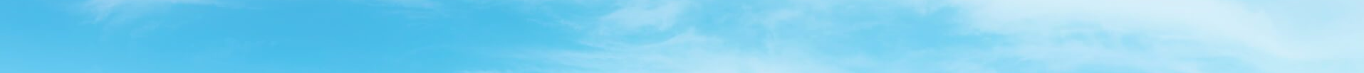 Blauer Himmel mit Schleierwolken